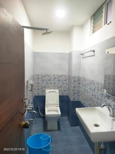 ハイデラバードにあるHotel New Maruthi Inn, LB Nagarのバスルーム(トイレ、洗面台付)