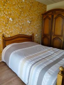 1 dormitorio con 1 cama y papel pintado con motivos florales en Chez Nous, en La Bresse