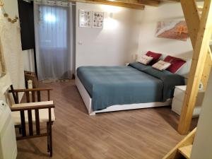 Schlafzimmer mit einem Bett mit blauer Bettwäsche und roten Kissen in der Unterkunft Capo Ognina in Catania