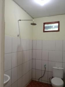 ein Bad mit einem WC und einem Waschbecken in der Unterkunft Yohana Cottage in Tual