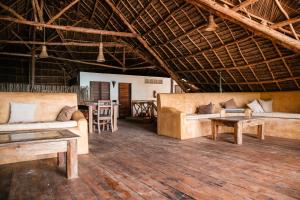Una sala de estar con dos sofás y una mesa. en Raha Lodge Zanzibar Boutique Hotel, en Jambiani