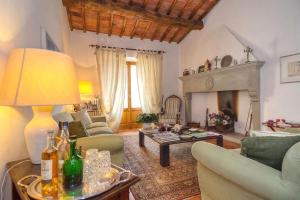 Una sala de estar llena de muebles y una chimenea. en CASA ADRIANO, en Greve in Chianti