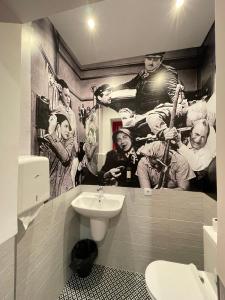 un bagno con un murale di una squadra di baseball sul muro di Hotel Paula Films Collection a Mérida
