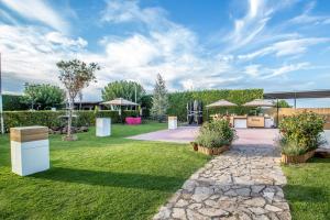 a garden with grass and trees and a pathway at Nuevo Zenit Calahorra in Calahorra