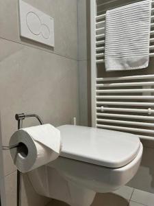 bagno con servizi igienici e carta igienica di Penzión Elements a Trnava