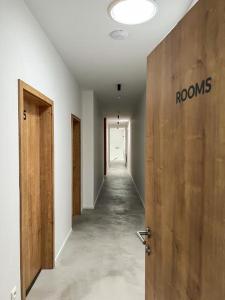 um corredor vazio com um quarto com uma porta em Penzión Elements em Trnava