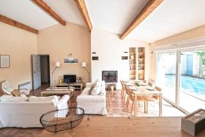 Μια τηλεόραση ή/και κέντρο ψυχαγωγίας στο Belle villa moderne 3 chambres, jardins terrasse piscine
