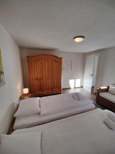 Postel nebo postele na pokoji v ubytování Hubel Apartment 14