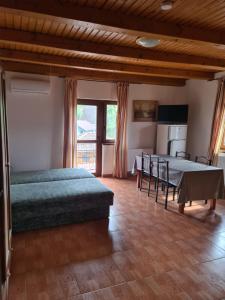 sypialnia z 2 łóżkami, stołem i krzesłami w obiekcie Mediterrán Apartman és Vendégház w Hajduszoboszlo