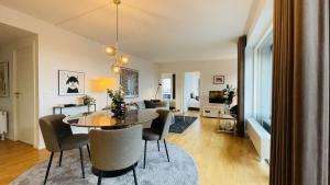 ApartmentInCopenhagen Apartment 1518 في كوبنهاغن: غرفة طعام وغرفة معيشة مع طاولة وكراسي