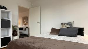 ApartmentInCopenhagen Apartment 1518 في كوبنهاغن: غرفة نوم مع سرير وغرفة معيشة