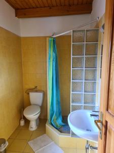 Kúpeľňa v ubytovaní Mediterrán Apartman és Vendégház