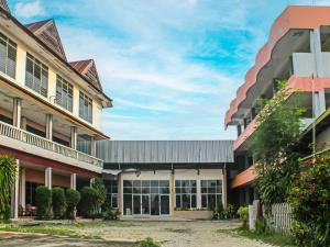 古邦Hotel O Gajah Mada Indah的一栋建筑的庭院景观