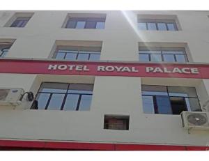 een koninklijk paleisbord aan de zijkant van een gebouw bij Hotel Royal Palace, Begusarai in Durjanpur