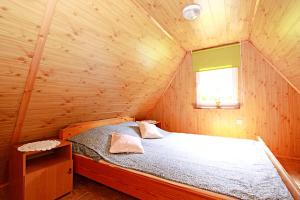 Katil atau katil-katil dalam bilik di Domki wczasowe Mazury - Ferienhaus Masuren - do 12 osób - idealny dla grup
