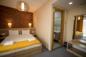 Postel nebo postele na pokoji v ubytování Hotel London