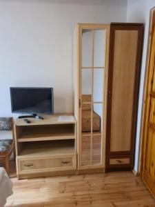 Televízia a/alebo spoločenská miestnosť v ubytovaní Mediterrán Apartman és Vendégház