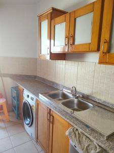 een keuken met een wastafel en een wasmachine bij Marena Hurghada in Hurghada