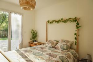 una camera da letto con un letto con una grande finestra di La Villa Adoé a Vallon-Pont-dʼArc