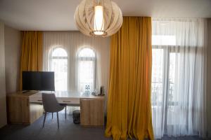 TV a/nebo společenská místnost v ubytování Hotel London