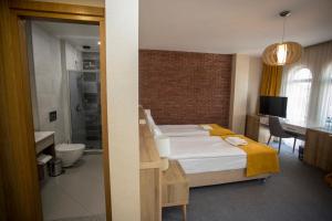Postel nebo postele na pokoji v ubytování Hotel London