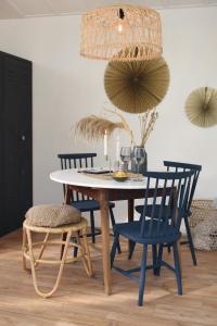 - une salle à manger avec une table et des chaises dans l'établissement Strandplekje, à Callantsoog
