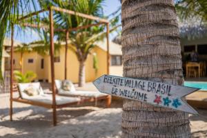 a sign is attached to a palm tree at Beekite Wind Village in Luis Correia