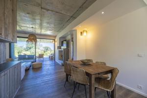 eine Küche und ein Esszimmer mit einem Holztisch und Stühlen in der Unterkunft Appartement Stella in Sainte-Lucie de Porto-Vecchio