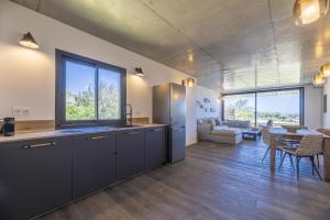 uma cozinha e sala de estar com uma grande janela em Appartement Lea em Sainte-Lucie de Porto-Vecchio