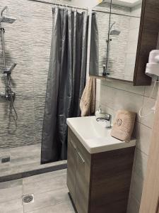 A bathroom at G&M Luxury Studios