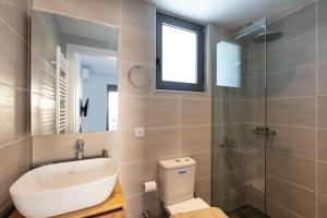 Koupelna v ubytování Greek Sky - New modern apartment with shared pool