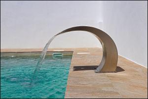 una piscina con fontana in una stanza di Chalet los Morenos a Conil de la Frontera