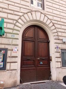 een grote houten deur aan de zijkant van een gebouw bij Via Milano 52 in Rome