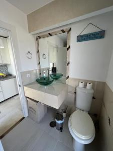 エステポナにあるVillacana 1619のバスルーム(トイレ、洗面台、鏡付)