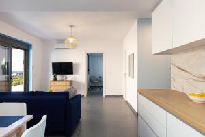 TV a/nebo společenská místnost v ubytování Greek Sky - New modern apartment with shared pool