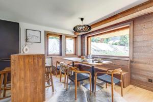 - une salle à manger avec des murs en bois, une table et des chaises dans l'établissement Sublime appartement 3 chambres avec 200m2 jardin, à Megève