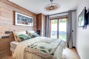 Posteľ alebo postele v izbe v ubytovaní 4-room apartment with garden, gym and shared spa