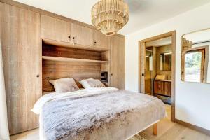 Posteľ alebo postele v izbe v ubytovaní 4-room apartment with garden, gym and shared spa