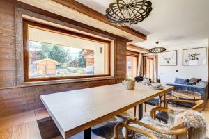 Posedenie v ubytovaní 4-room apartment with garden, gym and shared spa + 26 fotografií
