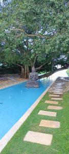 una estatua de piedra en medio de una piscina en Peninsula Nuevo Vallarta, en Nuevo Vallarta 