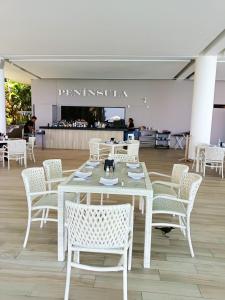 comedor con sillas blancas y mesa en Peninsula Nuevo Vallarta, en Nuevo Vallarta 