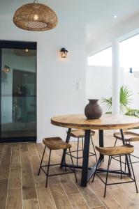 - une table et des chaises en bois dans l'établissement Villa romantique, Rêve d'ailleurs, saint leu, la Réunion, à Saint-Leu