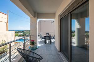 Balkón nebo terasa v ubytování Greek Sky - New modern apartment with shared pool
