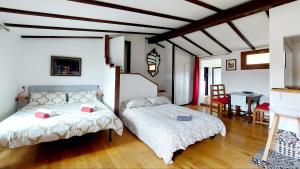 ein Schlafzimmer mit 2 Betten und einem Tisch darin in der Unterkunft Mattia's penthouse - view over Trastevere roofs in Rom