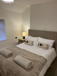 ein Schlafzimmer mit einem großen Bett mit Kissen darauf in der Unterkunft Mount Cottage in Conwy
