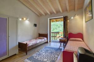 een slaapkamer met 2 bedden en een balkon met een deur bij Theo House in Lavone