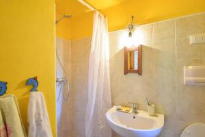 een badkamer met een wastafel en een douche bij Theo House in Lavone