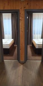 two mirrors in a room with two beds at Casa Familiei in Braşov