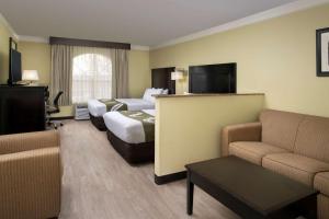 een hotelkamer met 2 bedden en een bank bij Quality Inn & Suites Gallup I-40 Exit 20 in Gallup