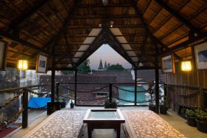 科欽的住宿－尼亞緹精品山林小屋，从带桌子的建筑屋顶上可欣赏到风景